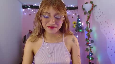 Snapshot of mikka_ela chatting on 12/21/25, 01:40 Mikka 3 online show from 12/21/25, 01:40