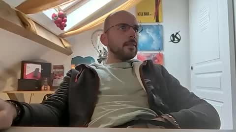 Snapshot of mikmik91 chatting on 12/18/24, 11:02 mikmik91 online show from 12/18/24, 11:02