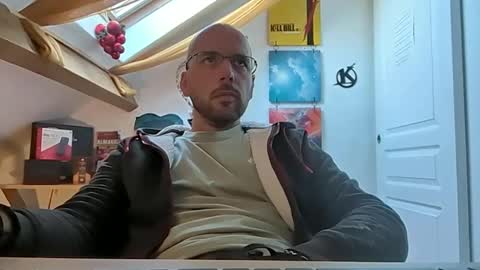 Snapshot of mikmik91 chatting on 12/26/24, 11:32 mikmik91 online show from 12/26/24, 11:32