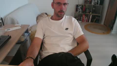 Snapshot of mikmik91 chatting on 09/25/25, 10:30 mikmik91 online show from 09/25/25, 10:30