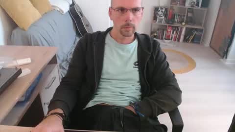 Snapshot of mikmik91 chatting on 10/13/25, 10:15 mikmik91 online show from 10/13/25, 10:15