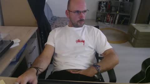 Snapshot of mikmik91 chatting on 10/20/25, 02:17 mikmik91 online show from 10/20/25, 02:17