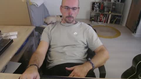 Snapshot of mikmik91 chatting on 10/28/25, 03:58 mikmik91 online show from 10/28/25, 03:58