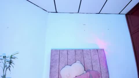 Snapshot of mila_1wood chatting on 05/06/26, 12:32 mila_1wood online show from 05/06/26, 12:32