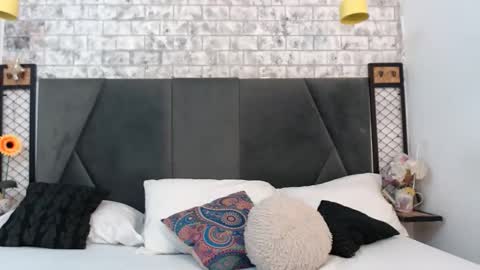 mila_adamss online show from 12/18/25, 10:32