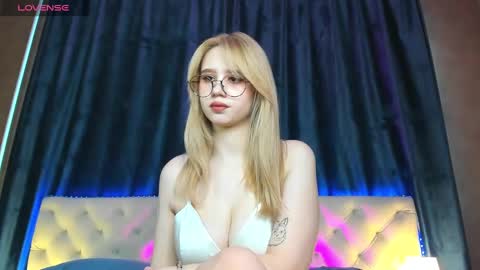 Snapshot of mila_kinor chatting on 02/18/25, 08:16 mila_kinor online show from 02/18/25, 08:16