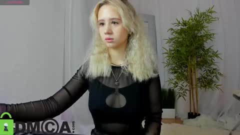 Snapshot of mila_kinor chatting on 09/27/25, 12:26 mila_kinor online show from 09/27/25, 12:26