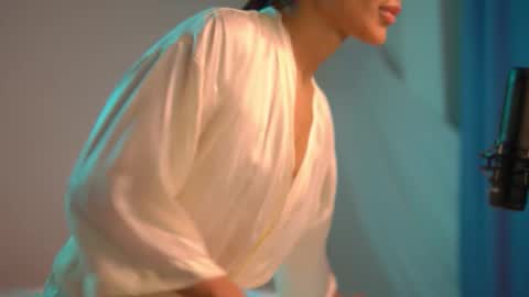 mila may  online show from 09/19/25, 10:21