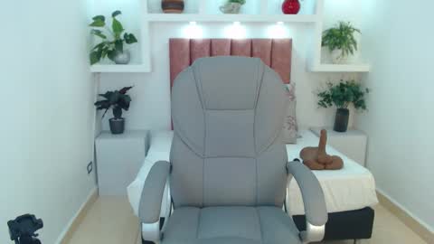 milaa_star online show from 02/06/26, 04:17