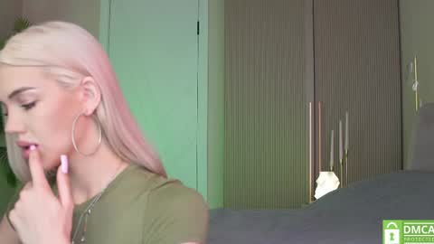 Snapshot of milabunny_ chatting on 05/29/26, 10:13 Mila and u can call me sweet bunny online show from 05/29/26, 10:13