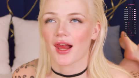 Snapshot of milademies chatting on 01/04/25, 04:44 Miss Cutie online show from 01/04/25, 04:44