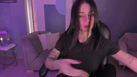 Snapshot of milalawrence_ chatting on 11/21/25, 12:04 Mila online show from 11/21/25, 12:04