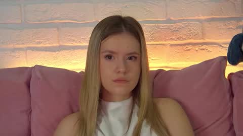 MilanaBalmain online show from 10/14/25, 04:35