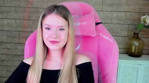 MilanaBalmain online show from 10/18/25, 04:26