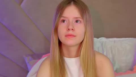 MilanaBalmain online show from 11/18/25, 04:06