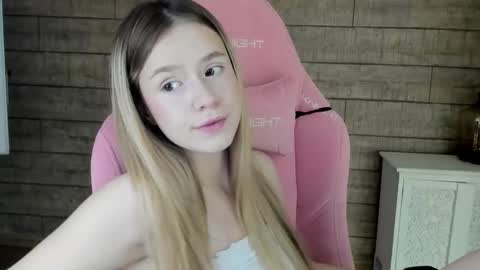 MilanaBalmain online show from 11/22/25, 04:22