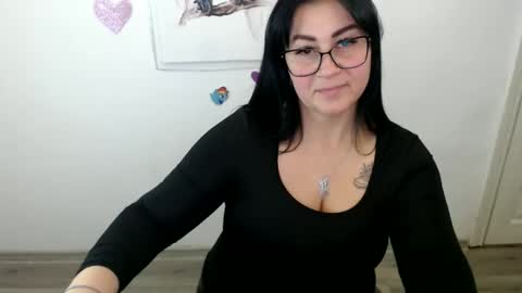 Snapshot of milania_milaa chatting on 10/15/25, 01:00 milania_milaa online show from 10/15/25, 01:00