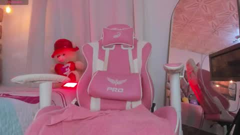 Snapshot of mileonis_13 chatting on 11/22/25, 07:40 mileonis 13 online show from 11/22/25, 07:40