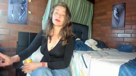 Snapshot of milf_darling chatting on 02/08/25, 12:28 Victoria  online show from 02/08/25, 12:28