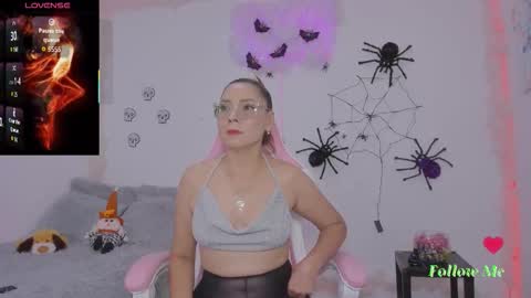 Snapshot of milfaaura chatting on 10/25/25, 02:52 Aura  online show from 10/25/25, 02:52