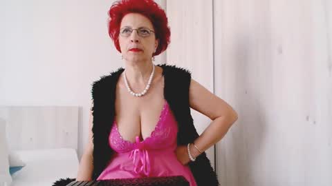 Snapshot of milffsupreme chatting on 09/16/25, 11:22 Milfsupreme online show from 09/16/25, 11:22