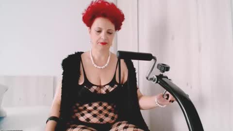 Snapshot of milffsupreme chatting on 10/03/25, 11:29 Milfsupreme online show from 10/03/25, 11:29