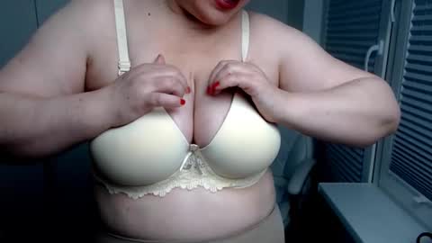 Snapshot of milfscarlette chatting on 09/17/25, 04:36 MilfScarlette online show from 09/17/25, 04:36