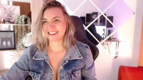 Snapshot of milfsecret69 chatting on 07/12/26, 11:12 Sara online show from 07/12/26, 11:12