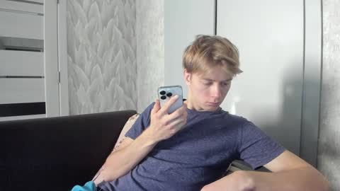 Snapshot of milkiwy chatting on 12/19/24, 06:01 Isaac online show from 12/19/24, 06:01