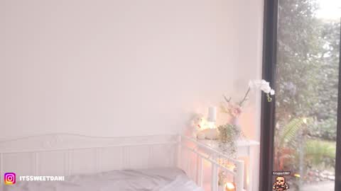 milky_0 online show from 03/26/26, 05:18