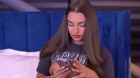 Snapshot of milla_serene chatting on 10/15/25, 04:12 Milla online show from 10/15/25, 04:12