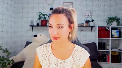 MillaXQueen online show from 10/15/25, 03:56