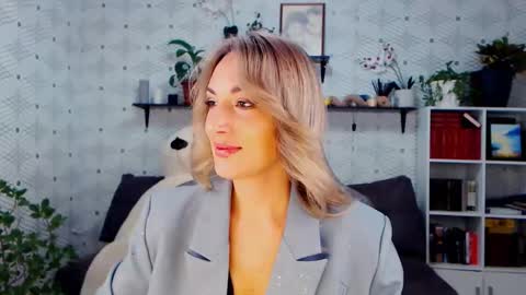 MillaXQueen online show from 11/25/25, 03:23