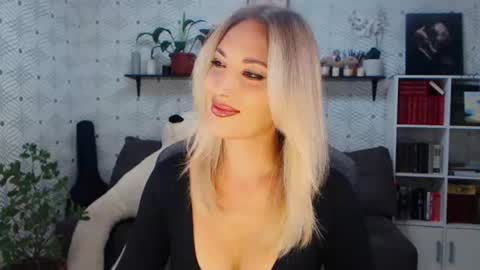 MillaXQueen online show from 06/22/26, 06:32