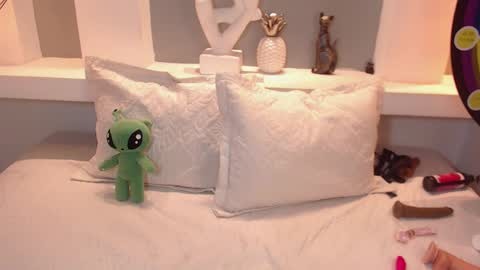 Snapshot of milu_w4llace chatting on 09/20/25, 01:39 Milu Wallace  online show from 09/20/25, 01:39