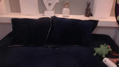 Milu Wallace  online show from 12/05/25, 01:36