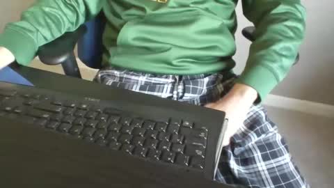 Snapshot of milwaukeebadger24 chatting on 12/19/25, 04:25 milwaukeebadger24 online show from 12/19/25, 04:25