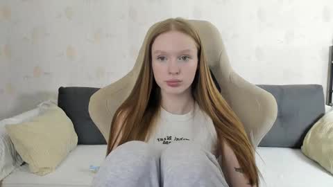 Snapshot of milymi_ chatting on 10/20/25, 06:41 Milena and Jasper online show from 10/20/25, 06:41