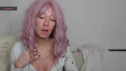 mimi_la online show from 10/15/25, 08:25