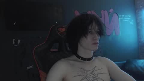 Snapshot of min1pekka chatting on 10/05/25, 12:20 Max online show from 10/05/25, 12:20