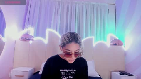 Snapshot of min_minjil chatting on 02/02/25, 11:51 Minji online show from 02/02/25, 11:51