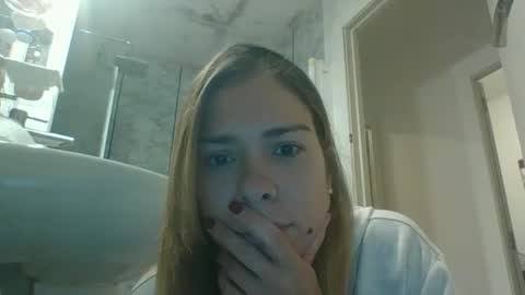 Snapshot of mindy_moon chatting on 11/05/25, 07:03 Anna online show from 11/05/25, 07:03