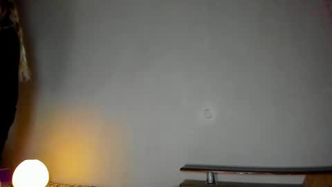 Snapshot of minidiva_ chatting on 04/14/26, 08:59 Amelia online show from 04/14/26, 08:59