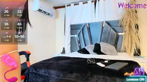 minilove_01 online show from 11/03/25, 12:17