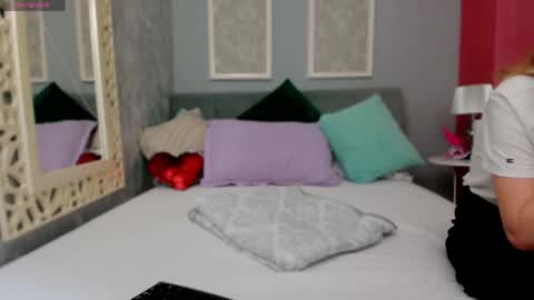 Snapshot of mira_glow chatting on 04/23/26, 01:57 Mira online show from 04/23/26, 01:57