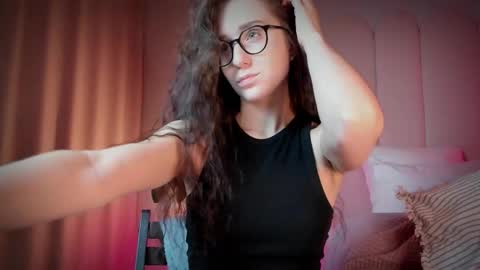 Snapshot of mira_kraviz chatting on 11/07/25, 07:36 Mira online show from 11/07/25, 07:36