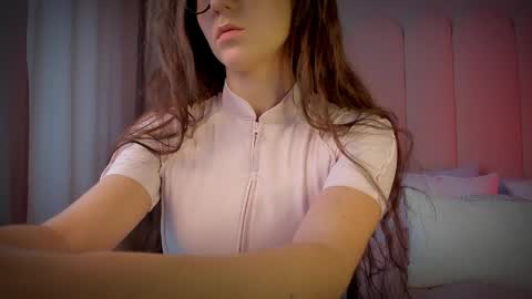 Snapshot of mira_kraviz chatting on 06/01/26, 08:38 Mira online show from 06/01/26, 08:38