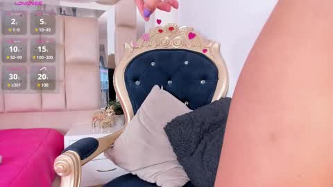 Snapshot of mirandafoxx chatting on 02/22/25, 12:27 Mirandas room online show from 02/22/25, 12:27