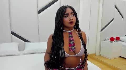 Snapshot of mirandaturbay chatting on 10/26/25, 01:44 M T online show from 10/26/25, 01:44