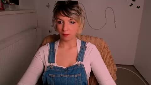 Snapshot of mishelle_blondie chatting on 05/02/26, 03:06 Mishelle online show from 05/02/26, 03:06